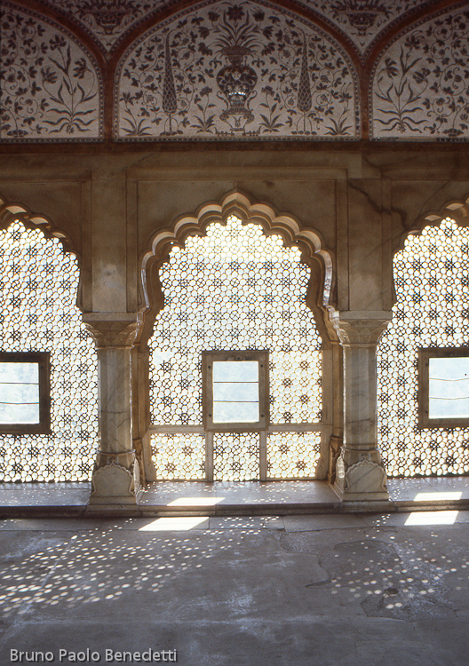 indo islamic style: carved window inside fort of amber india