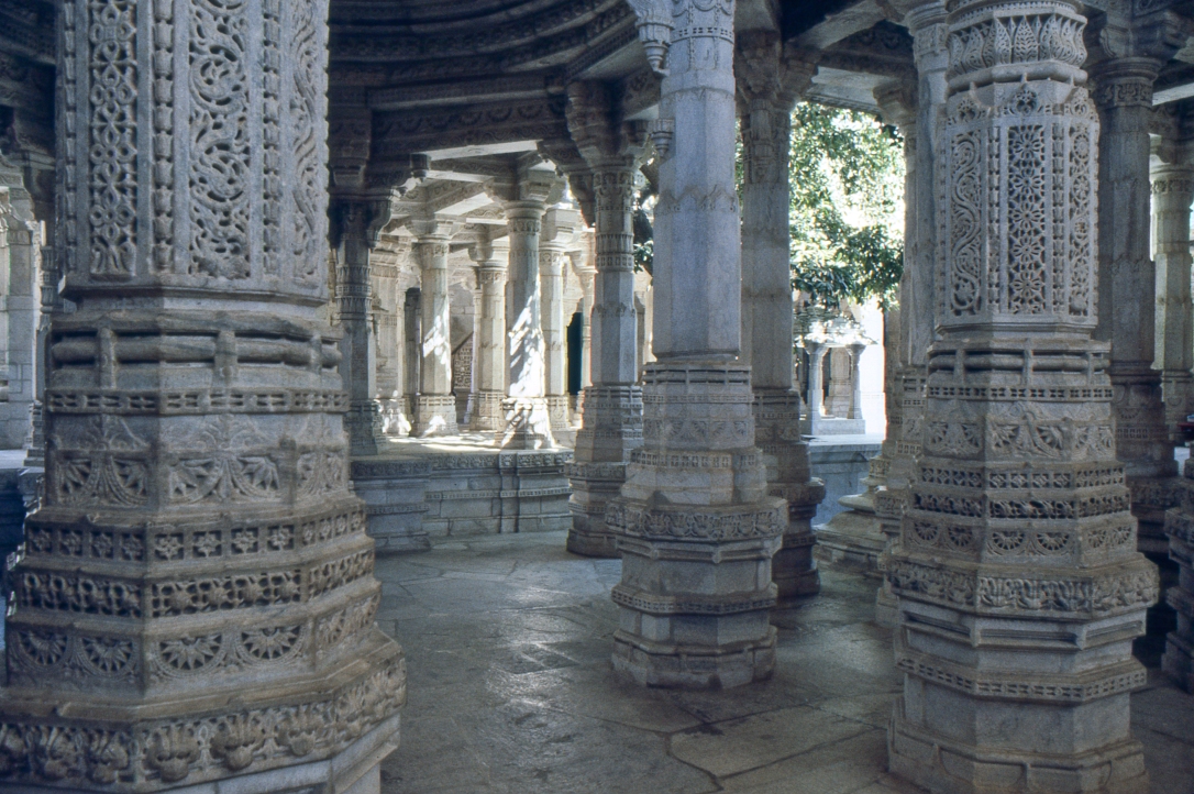 carved pillars of jain temple of ranakpur